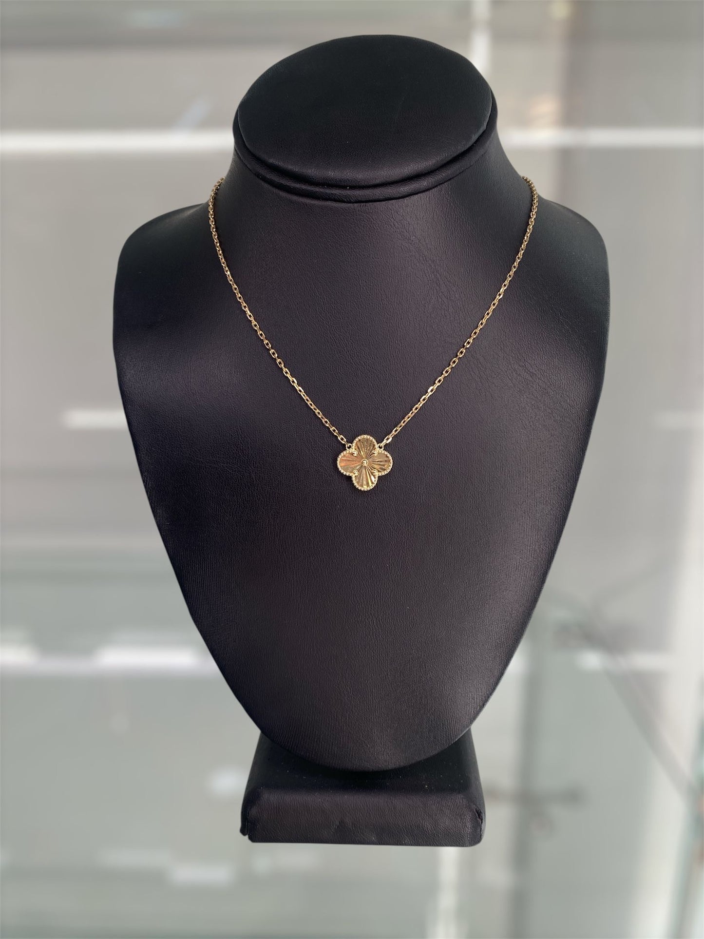 14K GOLD FLOWER NECKLACE