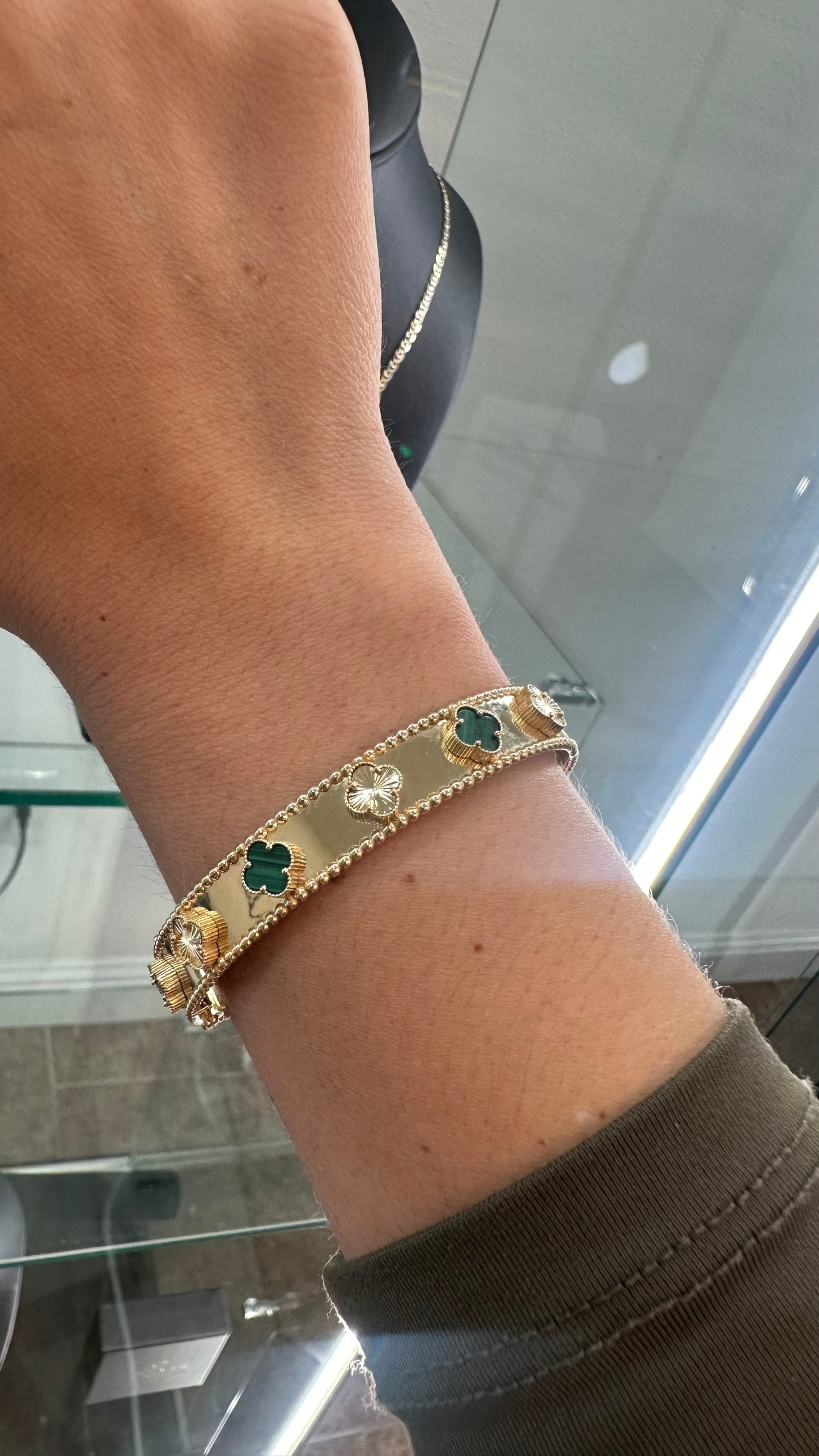 14K GOLD FLOWER BRACELET (W/ GREEN)