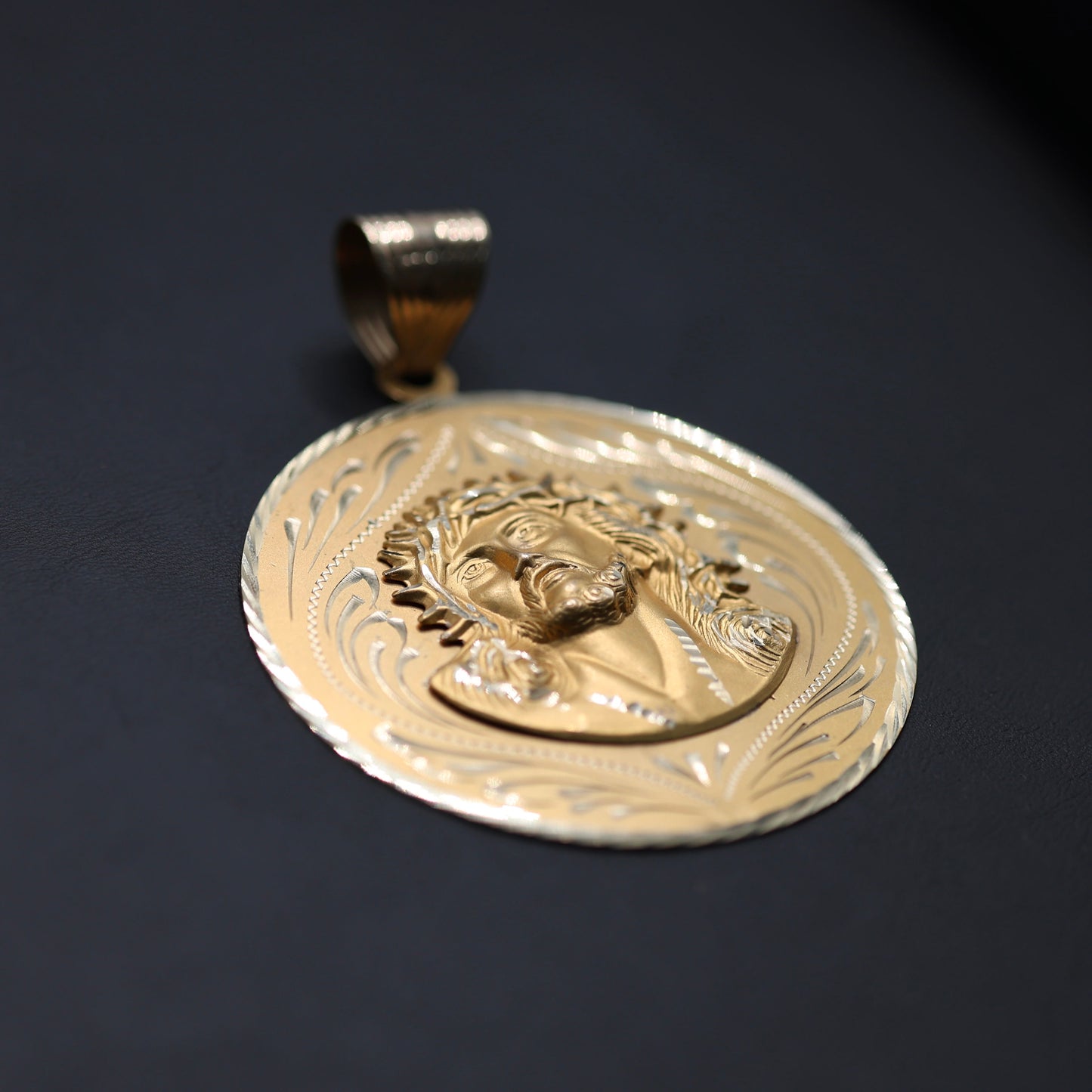 14KT GOLD JUMBO JESUS PORTRAIT WITH INTRICATE DESIGN