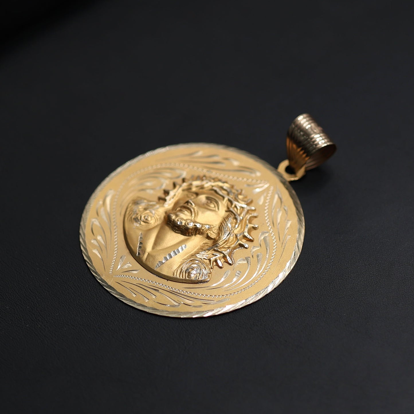 14KT GOLD JUMBO JESUS PORTRAIT WITH INTRICATE DESIGN