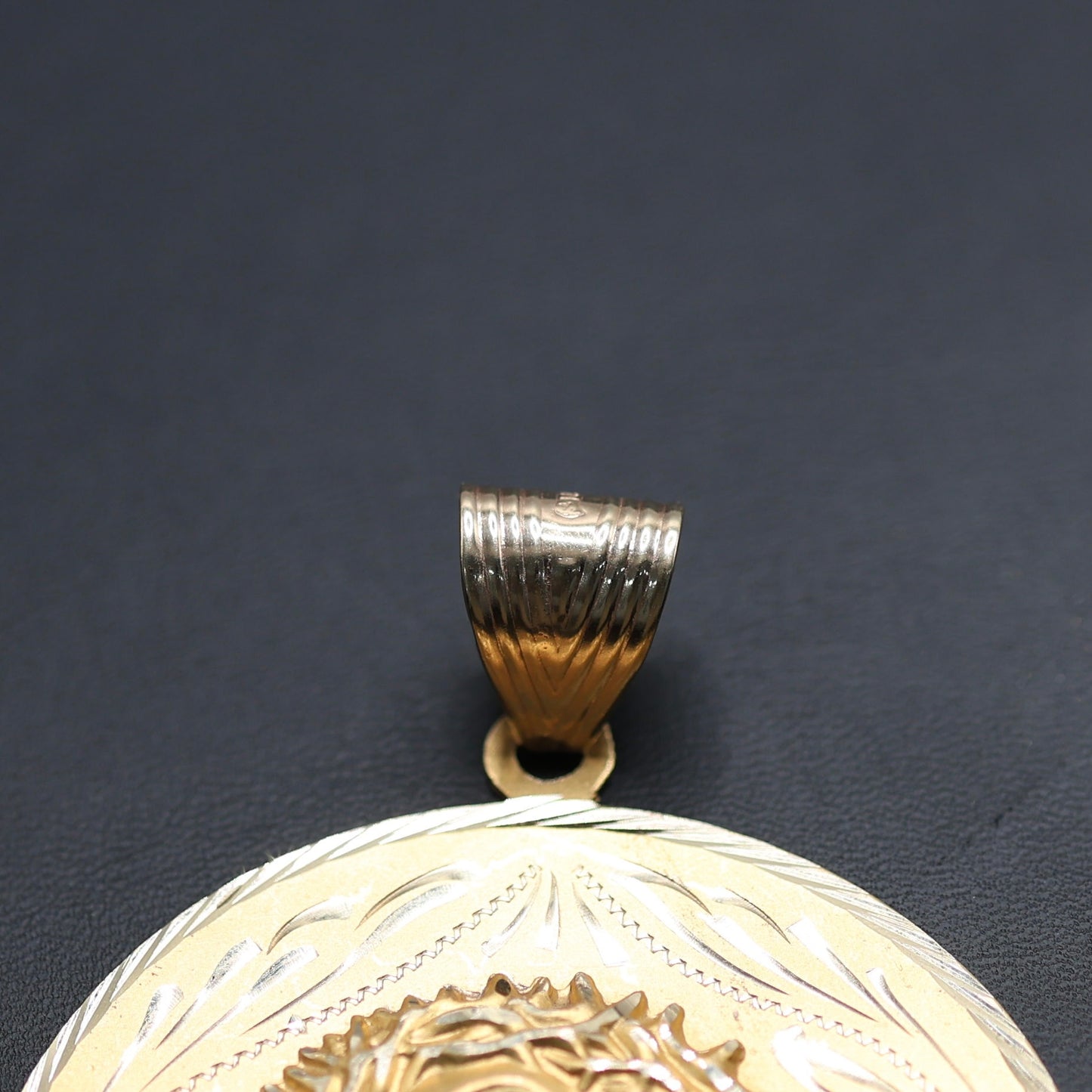 14KT GOLD JUMBO JESUS PORTRAIT WITH INTRICATE DESIGN