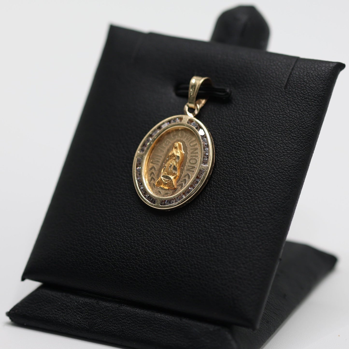 14KT GOLD "MI PRIMER COMUNION" OVAL PENDANT WITH CUBIC ZIRCONIA BORDER