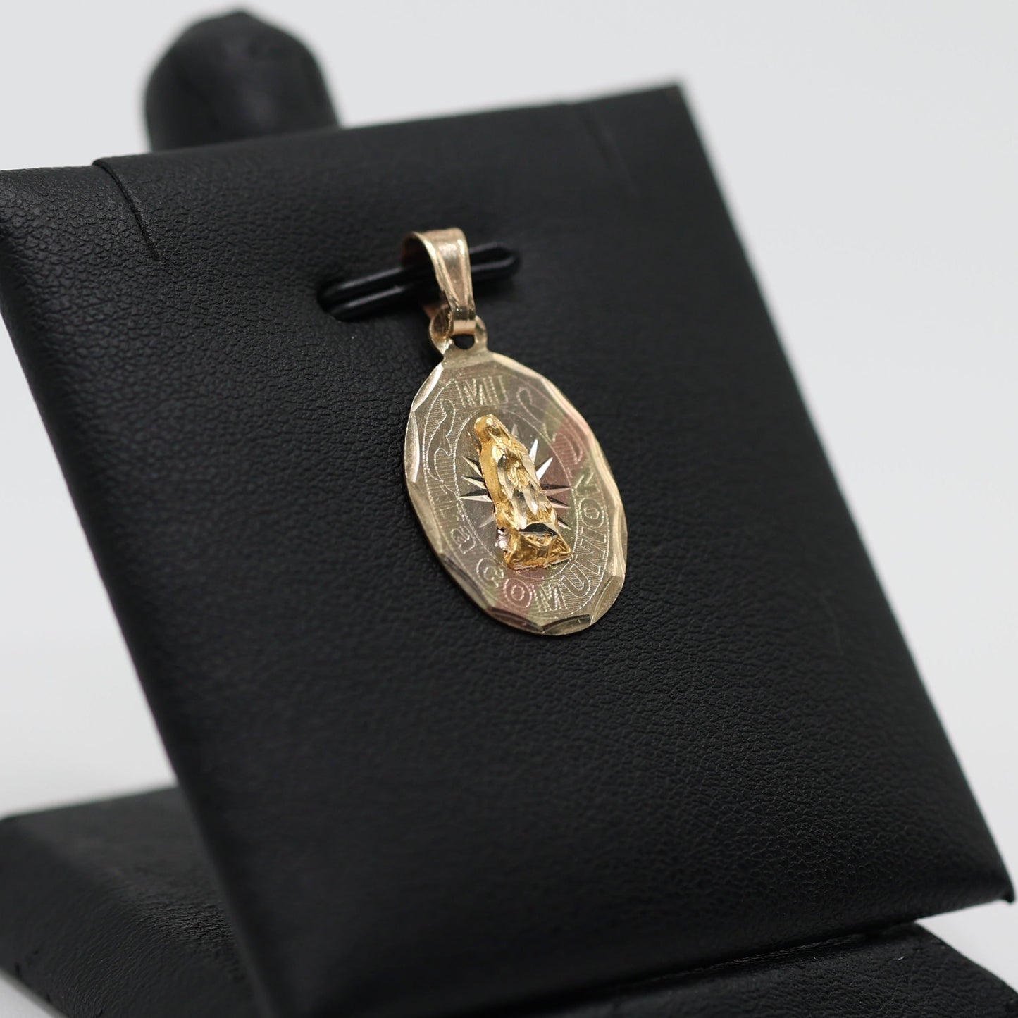 14KT GOLD OVAL 3 TONE 1ST COMMUNION WITH VIRGIN MARY PENDANT