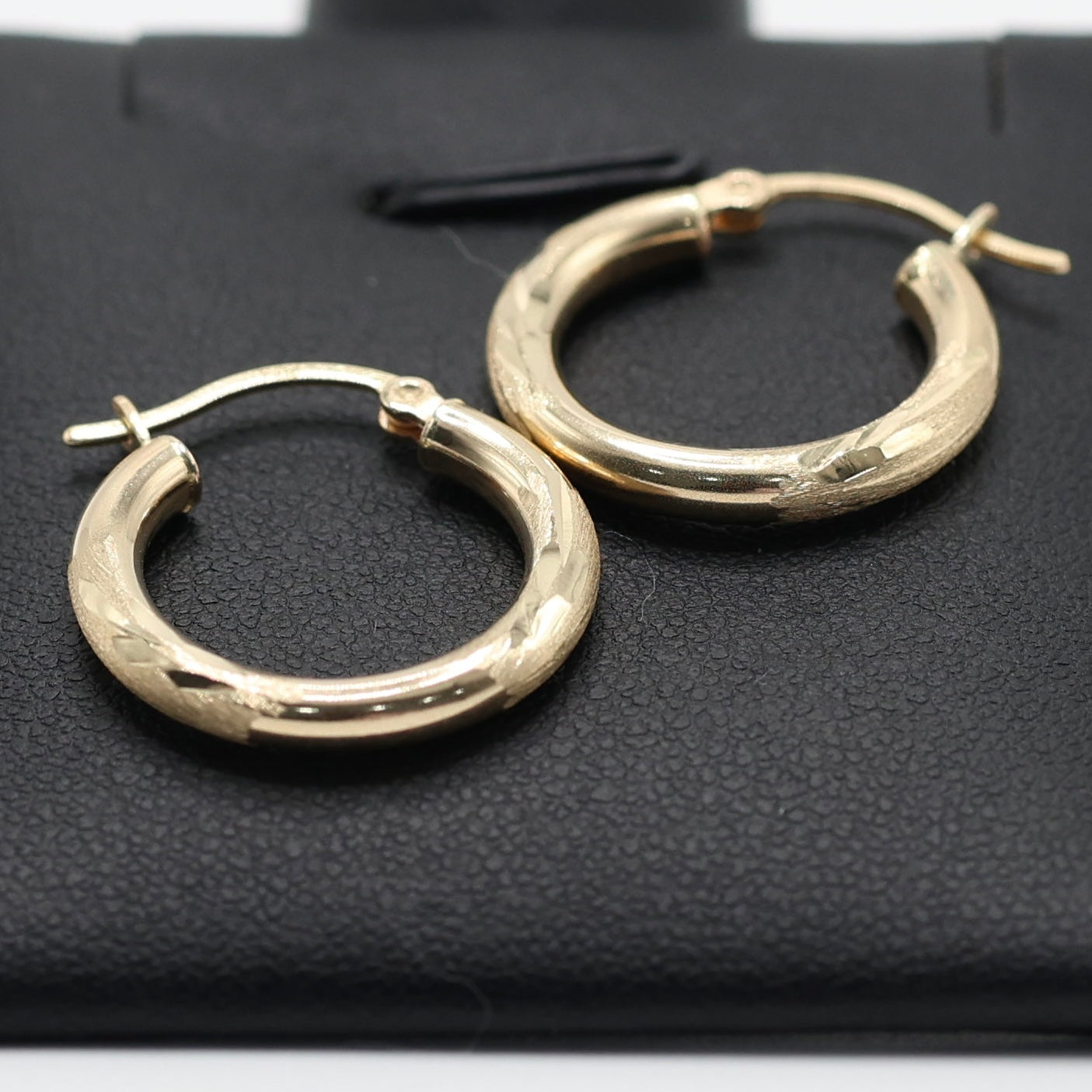 14KT GOLD TEXTURE LEAVES HOOPS