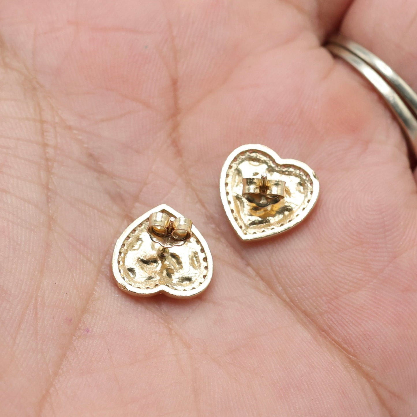 14KT GOLD NUGGET HEART STUD EARRINGS WITH CUBIC ZIRCONIA BORDER